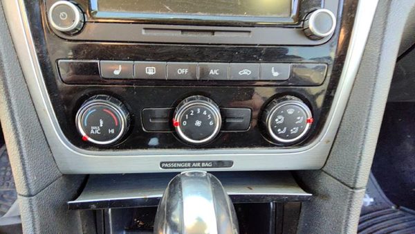 2013-2015 Vw Passat Temperature Control Module In Dash Heater Ac Head Unit Oem — photo 2