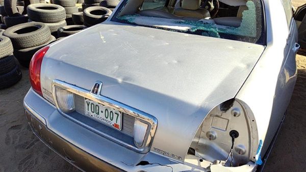 2003 Lincoln Town Car Trunk/decklid/hatch/tailgate Silver — photo 2