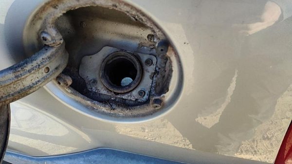 1999-2001 Jeep Grand Cherokee Fuel Filler Neck Assembly With Gas Cap Oem — photo 2
