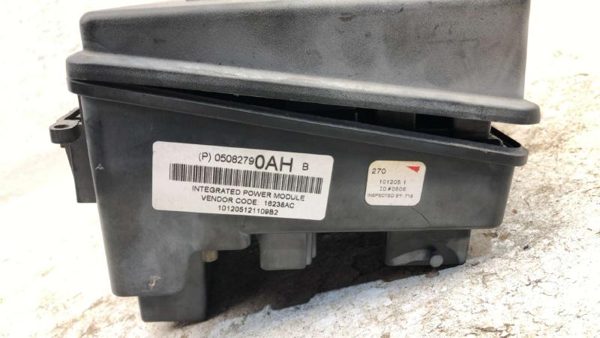 2004-2006 Chrysler Pacifica Engine Fuse Box Power Distribution Panel Oem — photo 3