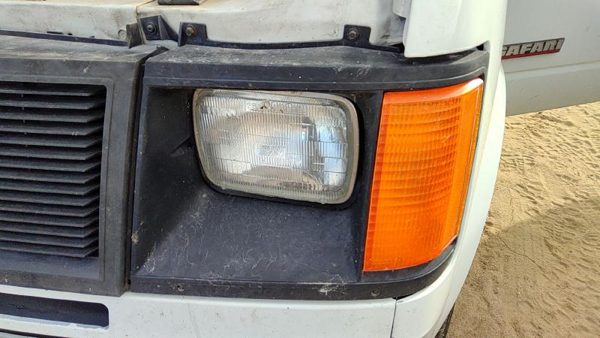 1985-1994 Gmc Safari Driver Left Headlight Trim Door Surround With Turn Signal — photo 2