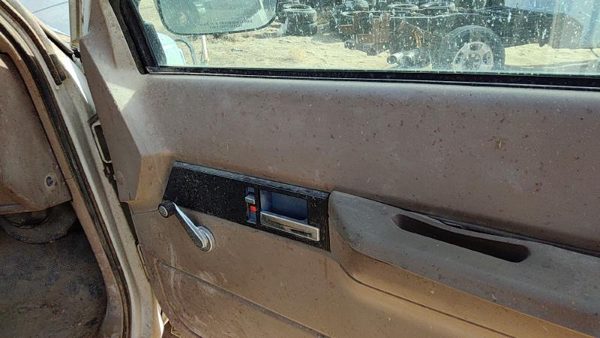 94 Chevy Silverado 1500 Passenger Right Front Door Trim Panel Manual Windows Tan — photo 4