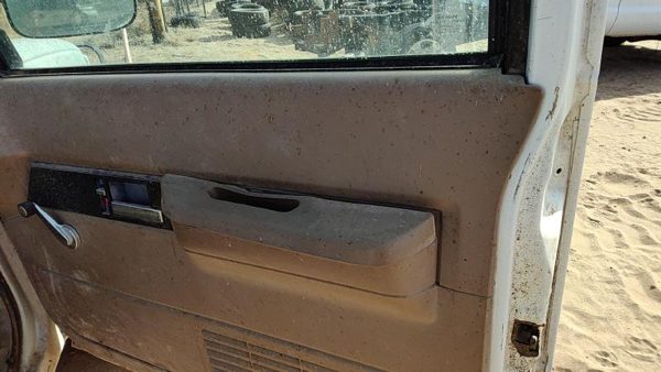 94 Chevy Silverado 1500 Passenger Right Front Door Trim Panel Manual Windows Tan — photo 2