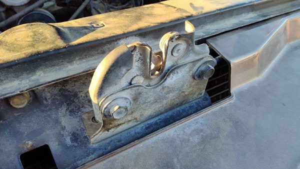 1992-1994 Chevy Suburban Hood Latch Assembly With Bracket Oem 15029224 — photo 2