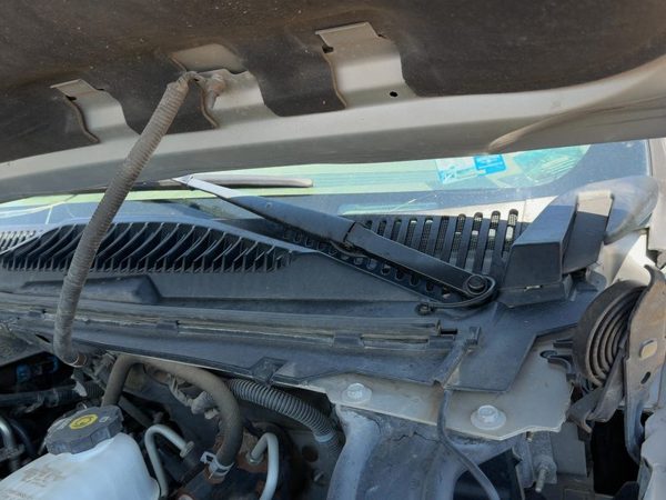 2003-2006 Chevy Suburban 1500 Driver Left Windshield Wiper Arm Oem Blade Lever — photo 1