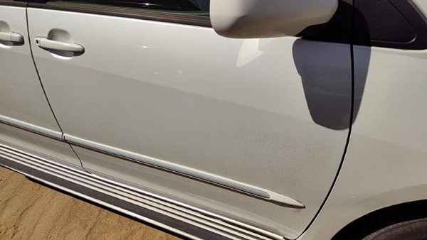 2004 Toyota Sienna Front Door RH White 071 — photo 2