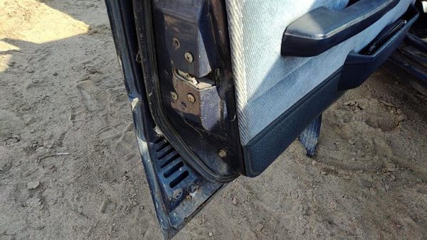 1984-1986 Toyota Camry Driver Left Front Door Latch With Rods/Cables Oem — photo 1