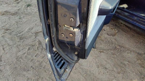 1984-1986 Toyota Camry Driver Left Front Door Latch With Rods/Cables Oem — photo 4
