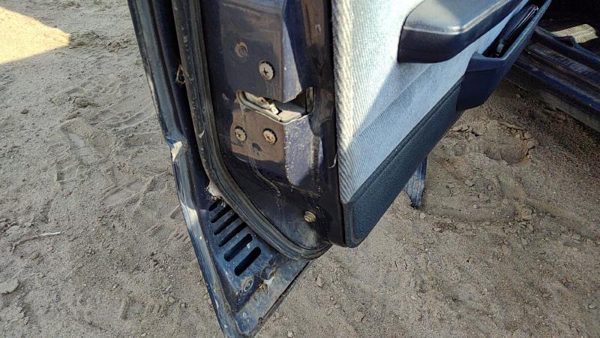 1984-1986 Toyota Camry Driver Left Front Door Latch With Rods/Cables Oem — photo 2