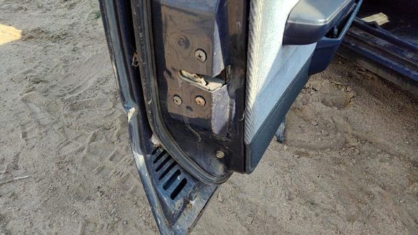 1984-1986 Toyota Camry Driver Left Front Door Latch With Rods/Cables Oem — photo 3