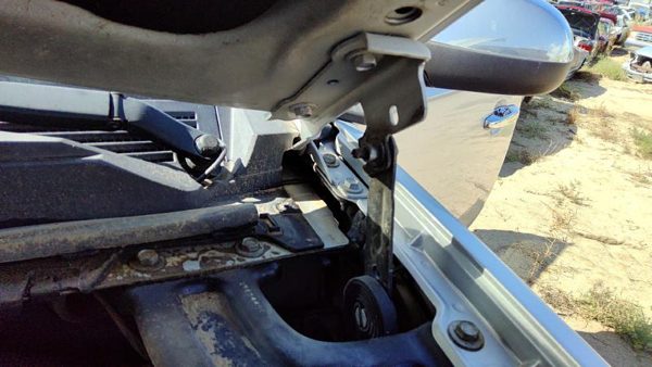 2010 Chevy Tahoe Hood Hinge LH Silver U726S 15942145 — photo 2