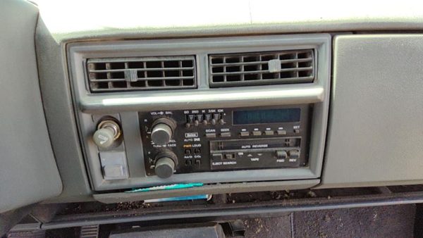 1986-1994 Chevy S10 Blazer Trim Bezel Around Radio Surround Dash Panel Oem Black — photo 2