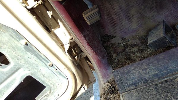 1992 GMC Sierra Kick Panel 2500 Red — photo 2