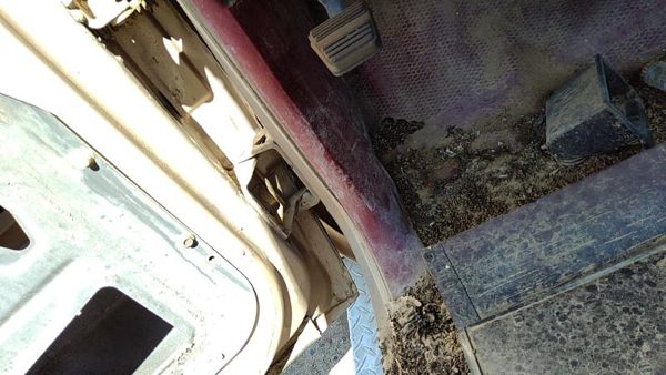 1992 GMC Sierra Kick Panel 2500 Red — photo 1