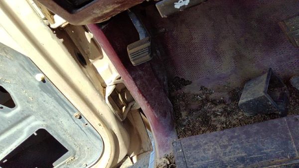 1992 GMC Sierra Kick Panel 2500 Red — photo 4