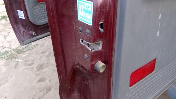 1999-2007 F350 Super Duty Driver Left Rear Door Latch With Rods/Cables Oem Back — photo 5