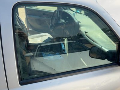 2000-2006 Chevy Suburban 1500 Passenger Right Front Side Window Door Glass Oem