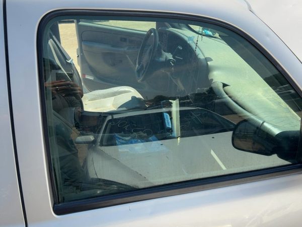 2000-2006 Chevy Suburban 1500 Passenger Right Front Side Window Door Glass Oem — photo 2