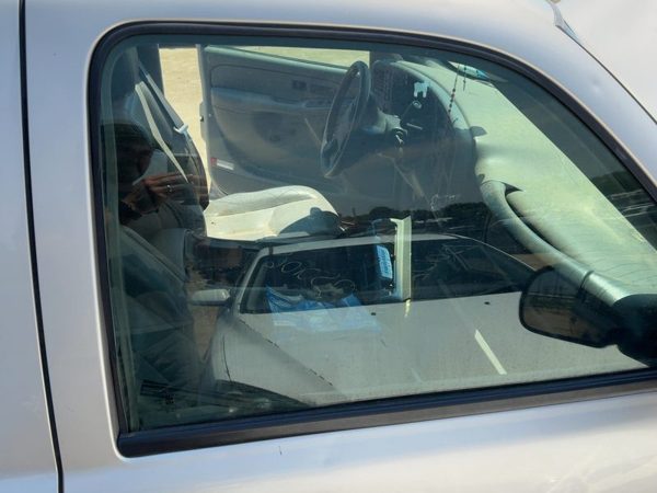 2000-2006 Chevy Suburban 1500 Passenger Right Front Side Window Door Glass Oem — photo 3