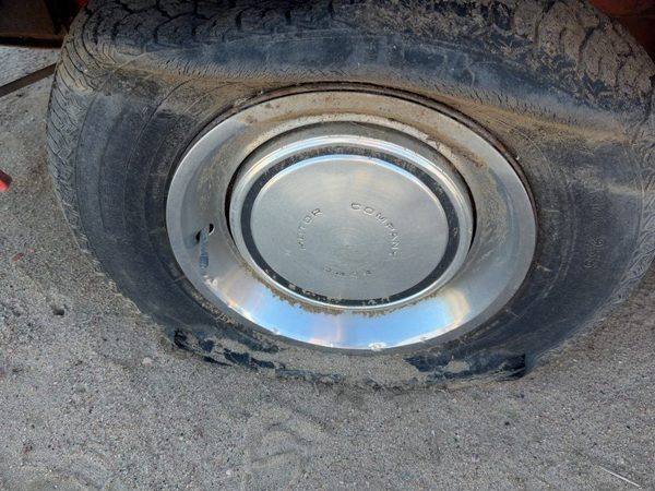 1976 LH Ford Maverick Wheel Cover 8-slot D3DZ1130A — photo 2