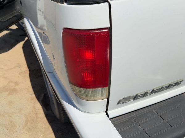 1995-2005 Chevy S10 Blazer Driver Left Tail Light Brake Lamp Oem Rear 19179358 — photo 1