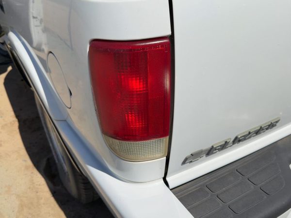 1995-2005 Chevy S10 Blazer Driver Left Tail Light Brake Lamp Oem Rear 19179358 — photo 2