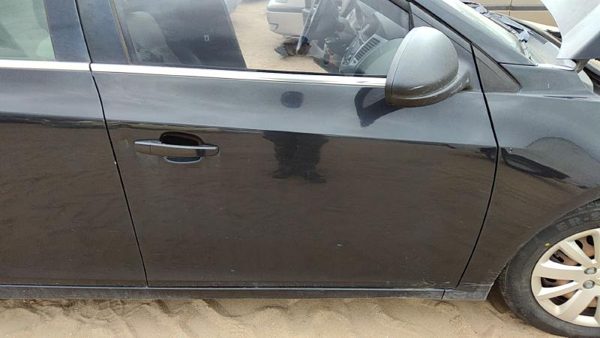 2011 Chevy Cruze Front Door RH Black Gar — photo 1