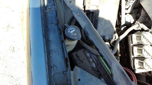 2007 Pontiac Grand Prix Washer Bottle — photo 1