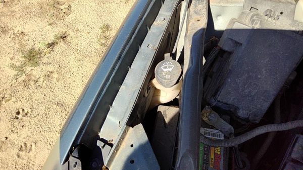 2007 Pontiac Grand Prix Washer Bottle — photo 5