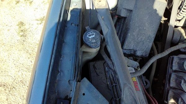 2007 Pontiac Grand Prix Washer Bottle — photo 3