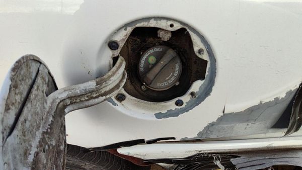 2005-2011 Ford Crown Vic Fuel Filler Neck Assembly With Gas Cap Oem 8W7z9034b — photo 2