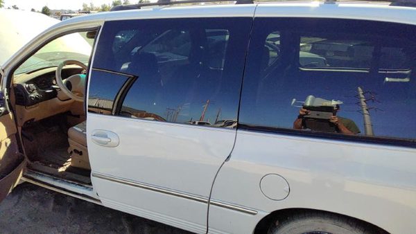 1998 Chrysler Town Cntry Rear Door LH Pwp Golden White — photo 1