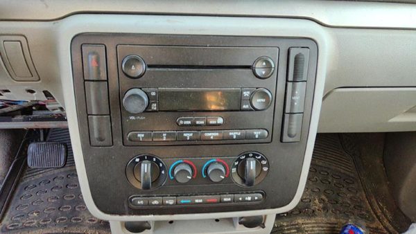 2004-2007 Ford Freestar Trim Bezel Around Radio Surround Dash Panel Oem — photo 1