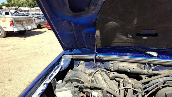2005 Ford Ranger Hood Hinge RH Blue Sn — photo 1