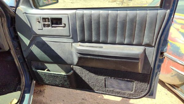 91-94 Chevy S10 Blazer Passenger Right Front Door Trim Panel With Switches Black — photo 1