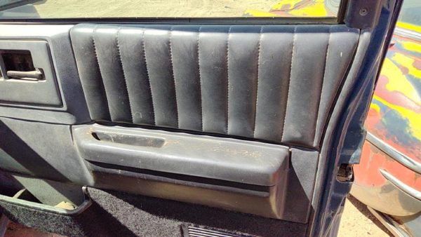 91-94 Chevy S10 Blazer Passenger Right Front Door Trim Panel With Switches Black — photo 2