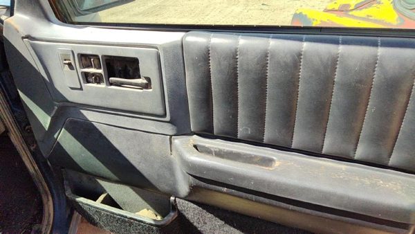 91-94 Chevy S10 Blazer Passenger Right Front Door Trim Panel With Switches Black — photo 4