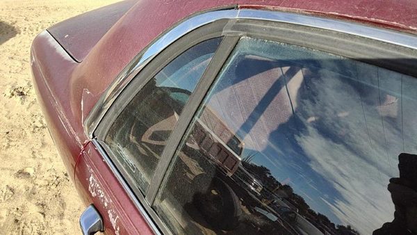 92-99 Buick Lesabre Passenger Right Rear Vent Window Back Door Glass With Frame — photo 2
