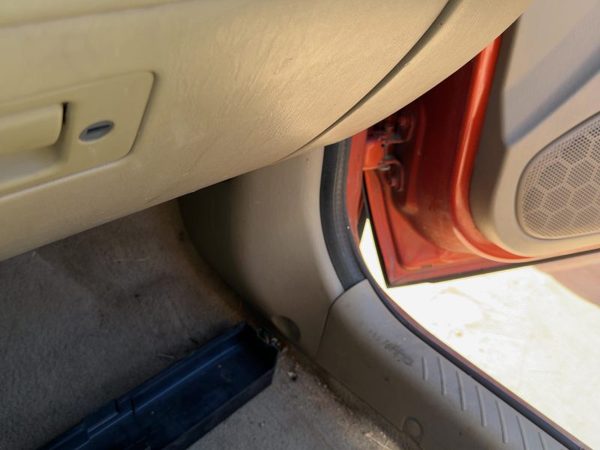 2001-2007 Ford Escape Passenger Right Lower Kick Trim Panel Oem Tan Ah — photo 1