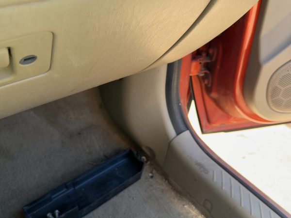 2001-2007 Ford Escape Passenger Right Lower Kick Trim Panel Oem Tan Ah — photo 2