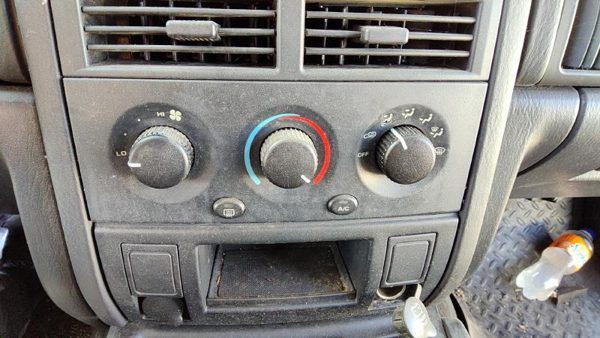 99-04 Jeep Grand Cherokee Temperature Control Module In Dash Heater Ac Head Unit — photo 1