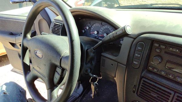 2005 Ford Explorer Steering Column Key — photo 3