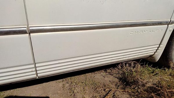 96-99 Town & Country Passenger Right Front Moulding From Door Pwp Golden White — photo 1