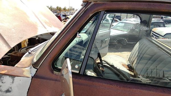 1981-86 Dodge Ram W250 Driver Left Front Vent Window Small Door Glass With Frame — photo 1