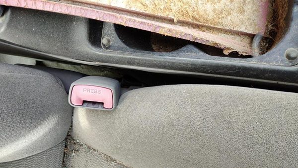 2004-2006 Toyota Camry Passenger Right Front Seat Belt Buckle Receiver 95 Stone — photo 3