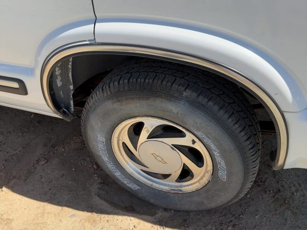 1998-2001 Chevy S10 Blazer Driver Left Rear Wheel Flare Moulding Oem Back — photo 1