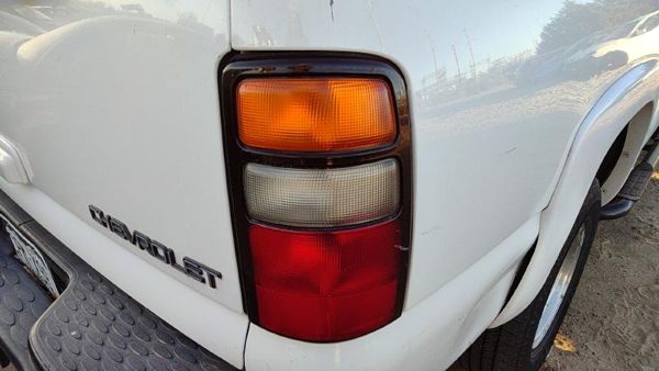 2000-2003 Chevy Suburban Passenger Right Tail Light Brake Lamp Oem Rear 19168991 — photo 1