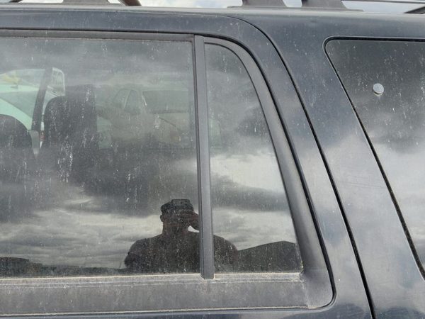 98-02 Expedition Driver Left Rear Vent Window Back Door Glass With Frame Oem — photo 1