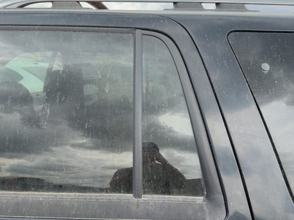 98-02 Expedition Driver Left Rear Vent Window Back Door Glass With Frame Oem — photo 2