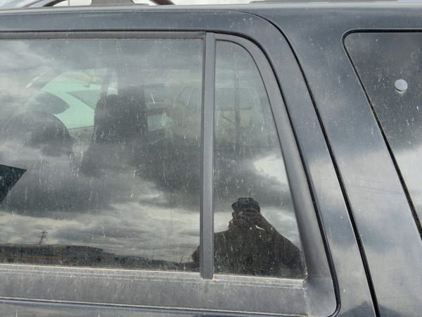 98-02 Expedition Driver Left Rear Vent Window Back Door Glass With Frame Oem — photo 3